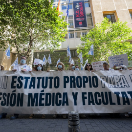Médicos y facultativos durante una concentración frente a la Consejería de Sanidad, a 22 de mayo de 2026, en Madrid.