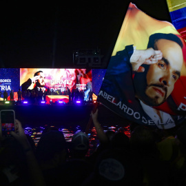 Una embarcación con pantallas y banderas con la imagen del candidato Abelardo de la Espriella duranre la noche electoral en Barranquilla.