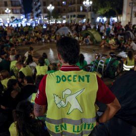 Alrededor de 200 docentes han iniciado la noche de este lunes una acampada en la plaza de la Virgen de València.