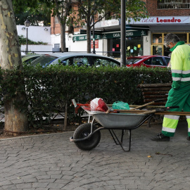 Imagen de archivo de un trabajador del servicio de limpieza con una carretilla trabaja en una calle de Madrid.  Jesús Hellín / Europa Press Trabajador, Limpieza, Carretilla,  08/8/2019