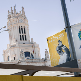Continúan los preparativos para la visita del papa, en la plaza de Cibeles en Madrid (España).