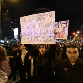 Manifestantes durante una concentración por el día de la Eliminación de la violencia contra las Mujeres, a 25 de noviembre de 2025, en Bilbao.