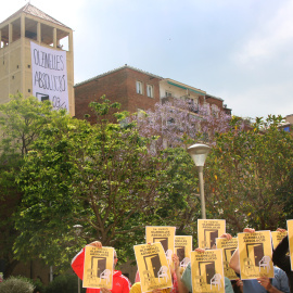 L'acte dut a terme pel grup de suport Olzinelles Absolució amb la parròquia de Sant Medir de fons, on han desplegat la pancarta reivindicativa