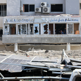 La fachada dañada del Hospital Jabal Amel un día después de un ataque aéreo israelí en la ciudad de Tiro, Líbano, el 2 de junio de 2026.