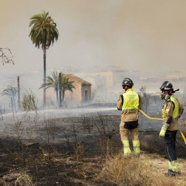 Dos efectivos trabajan en la extinción del incendio forestal localizado en la pedanía de Garres y Lages, Murcia.