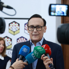 El consejero de Universidad, José Carlos Gómez Villamandos, atiende a los medios antes de participar en Córdoba en el pleno extraordinario del Foro de Consejos Sociales de Universidades Públicas de Andalucía.