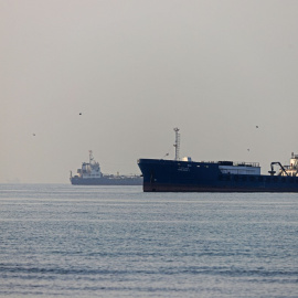 Fotografía tomada desde la playa de Suru en la ciudad de Bandar Abbás, desde donde se ven barcos en el estrecho de Ormuz