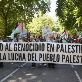 Manifestantes portan pancarta con lema 'Alto al genocidio en Palestina ¡Viva la lucha del pueblo palestino!' durante una manifestación.
