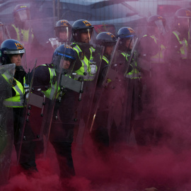 Agentes de policía mantienen la guardia en las protestas por el asesinato del joven Henry Nowak en Southampton.