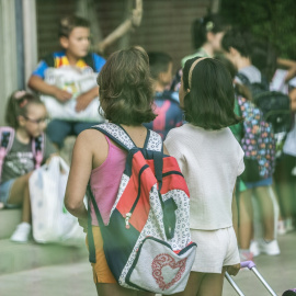 Varios niños y niñas a su llegada al CEIP El Constitución