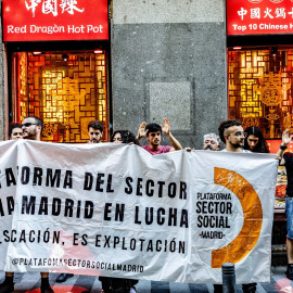 Manifestantes durante la concentración por una regularización para personas migrantes digna.