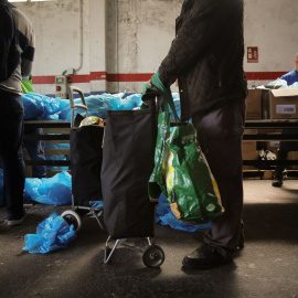 Personas buscan comida en el almacén del Banco de Alimentos de Lugo, a 2 de mayo de 2023.