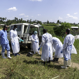 El personal médico se prepara para trasladar el cuerpo de una víctima de ébola en Bunia, la capital de la provincia de Ituri.