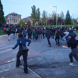 Decenas de personas corriendo tras la intervención policial en el acto que había convocado Vito Quiles en la Universidad de Navarra, a 30 de octubre de 2025, en Pamplona.