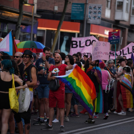Un grupo de personas con pancartas durante la manifestación organizada por la plataforma de Orgullo Crítico.