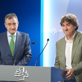 El secretario general del PSE-EE, Eneko Andueza, y el presidente del EBB, Aitor Esteban, a 4 de junio de 2026, en Vitoria.