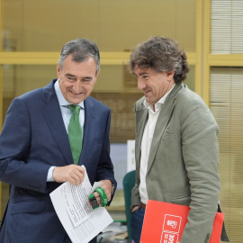 Epresidente del EBB, Aitor Esteban, y el secretario general del PSE-EE, Eneko Andueza, presentan la Proposición de Ley de medidas urgentes de simplificación y agilización para la actividad económica sostenible, en el Parlamento vasco, a 4 de junio de 2026