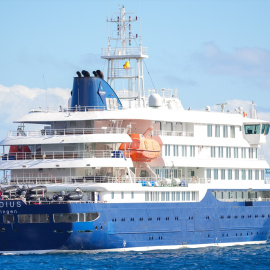 Vista del crucero MV Hondius atracado en el puerto de Granadilla, Tenerife.