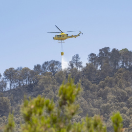 Un helicóptero durante las labores de extición del incendio de los Garres, (Murcia), a 3 de junio de 2026.