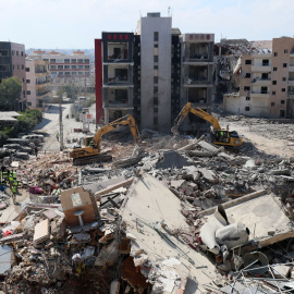 Edificios dañados tras un ataque aéreo israelí frente al hospital Jabal Amel en la ciudad de Tiro