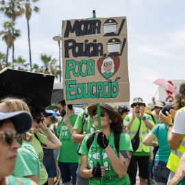 Una mujer sostiene una pancarta en la manifestación por las mejoras de la educación pública del profesorado del País Valencià.