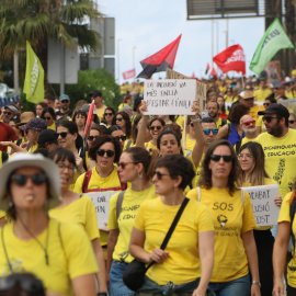 Marxa de docents per la Ronda Litoral cap al pla de Palau