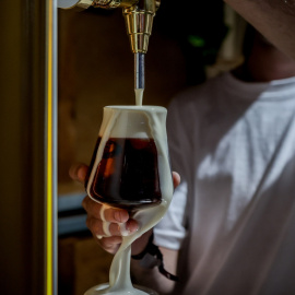 La cerveza es la bebida alcohólica preferida por la mayoría de los españoles y especialmente entre los más jóvenes.