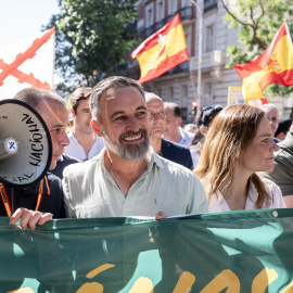 El presidente de Vox, Santiago Abascal, y la portavoz de Vox en la Asamblea de Madrid, Isabel Pérez, durante  una manifestación para exigir la dimisión del presidente del Gobierno, en mayo de 2026.