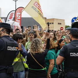 Policía frente a manifestantes en Valencia
