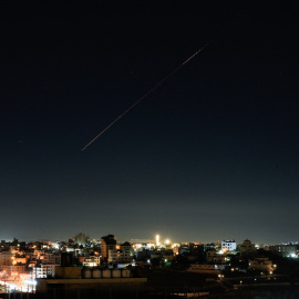 Un misil de defensa aérea israelí sobrevuela Israel, visto desde Hebrón