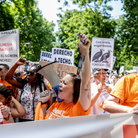 Varias personas durante una manifestación en defensa del derecho al acceso a la vivienda en Madrid.