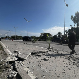 Daños en una carretera tras el terremoto en Filipinas.