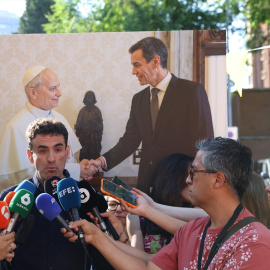 El activista contra los abusos en la Iglesia, Miguel Hurtado, ofrece declaraciones a la prensa durante un acto de denuncia organizado por Reparación Integral YA, frente a la Nunciatura Apostólica, a 8 de junio de 2026, en Madrid (España).