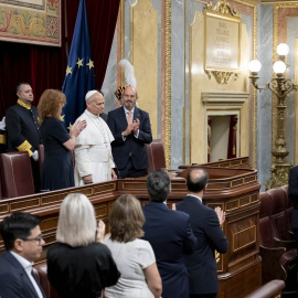 El Papa León XIV recibe un aplauso durante su visita al Congreso de los Diputados.