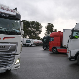 Camiones estacionados en una área de servicio de Tarragona. Foto de archivo.