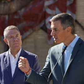 El presidente del Gobierno, Pedro Sánchez, acompañado por el presidente de la Junta de Castilla-La Mancha, Emiliano García Page, en el acto de presentación del Plan de Formación ante Emergencias para centros escolares, en el IES Fernando Zóbel de Cuenca,