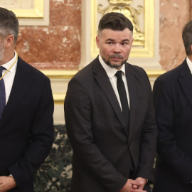 Gabriel Rufián, entre Santiago Abascal y Patxi López, este lunes en el Congreso.