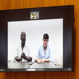 Bertrand Ndongo y Vito Quiles acuden al acto de Vox por videoconferencia tras impedirles la policía entrar al Congreso, a 1 de junio de 2025.
