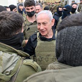 Benjamin Netanyahu, primer ministro de Israel, en una visita a las tropas desplegadas en el sur del Líbano, a 12 de abril de 2026.