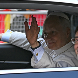 El papa León XIV junto al cardenal y arzobispo de Madrid, José Cobo, llegan al Estadio Santiago Bernabeú este lunes.