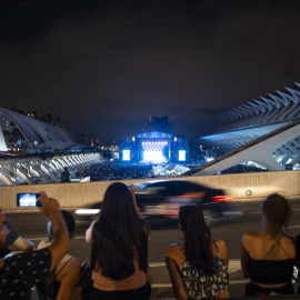 Personas siguen un evento en la Ciudad de las Artes y las Ciencias, lugar en el que se realiza El Festival de Les Arts.