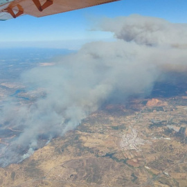 Vista aérea del incendio forestal en Villanueva de los Castillejos.