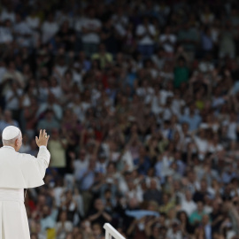 El papa León XIV saluda en el estadio Santiago Bernabéu, en Madrid.