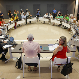 Vista general de la undécima reunión de la mesa negociadora entre la Conselleria de Educación y los cinco sindicatos de docentes durante este lunes.