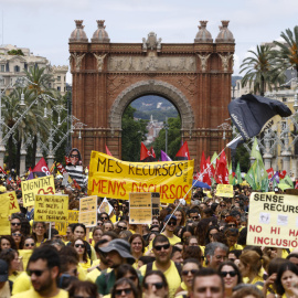 Concentración de docentes en el Parc de la Ciutadella, junto al Parlament, para reclamar un nuevo acuerdo educativo.