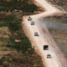 Un convoy de vehículos militares israelíes realiza maniobras en el sur del Líbano, en medio de un alto el fuego entre Israel y Hezbulá.