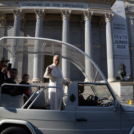 El Papa León XIV a su paso por el Congreso de los Diputados.