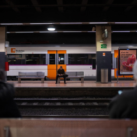 Fotografía de archivo de varias personas en la Estación de Fabra i Puig