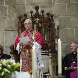 El papa León XIV oficia el rezo de la Hora media en la Catedral de la Santa Cruz y Santa Eulalia en Barcelona, este martes.