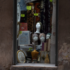 Varios hiyab en una tienda en Barcelona.